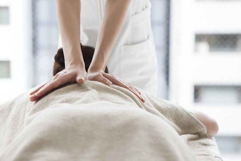 うつ伏せで施術中